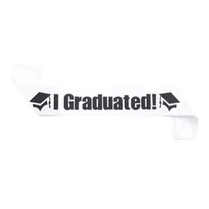 Banda de graduación de satén blanco con texto negro I Graduated e iconos de birrete