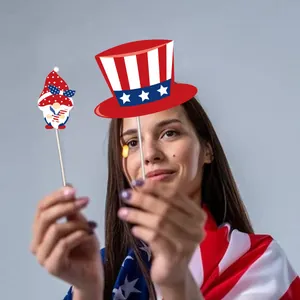 Détail des accessoires photo de fête USA avec gnome et chapeau patriotique sur bâtons