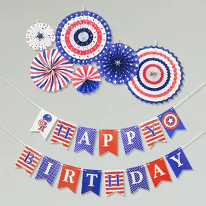 Detalle del set de fiesta del Día de la Independencia con abanicos de papel y pancarta de cumpleaños