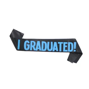 Detalle de banda de graduación de satén negro con texto azul I GRADUATED y brillo suave