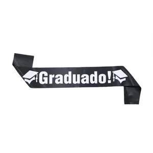 Elegante banda de graduación en satén negro con texto Graduado blanco e iconos de birrete