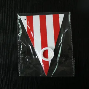 Detalle del kit de banderines a rayas rojas y blancas en su empaque con cordón blanco