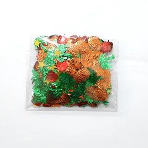 Macro de confettis de fête tropicaux avec ananas et feuilles de palmier en sachet