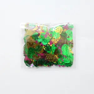 Confettis tropicaux avec ananas, feuilles de monstera et flamants roses dans un sac
