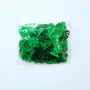 Détails macro de confettis feuilles de monstera vert pour décor de fête hawaïenne