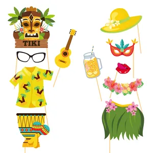 Set di oggetti di scena per foto party hawaiano con maschere tiki e ukulele