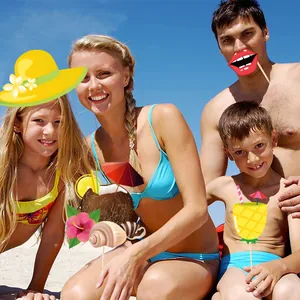 Accessori per foto a tema Hawaii con ananas e fenicottero su sfondo di spiaggia