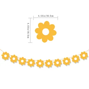Détail de guirlande marguerite jaune avec taille de fleur de 10,5 cm et effet suspendu