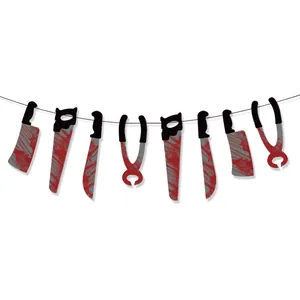 Halloween slinger met realistische bloederige messen en zagen voor horror decor