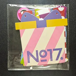 Détails des cartes décoratives marguerite et étiquettes sous emballage transparent