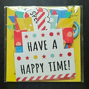 Détail d'un kit de décoration de gâteau avec carte Have a Happy Time sous emballage