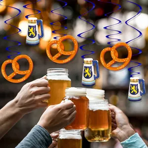 Décorations suspendues de l'Oktoberfest avec des spirales, des bocks de bière et des bretzels