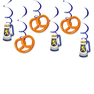 Décorations de fête Oktoberfest avec chopes de bière et bretzels sur spirales bleues