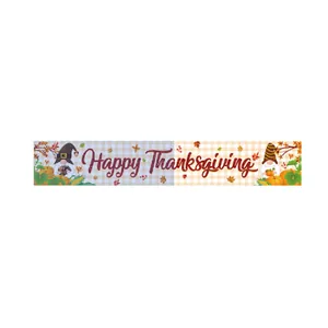 Détail d'une bannière de jardin Happy Thanksgiving avec gnomes, citrouilles et érables