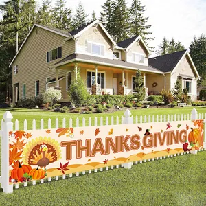 Détail d'une bannière de Thanksgiving avec dinde et citrouille sur une clôture de jardin