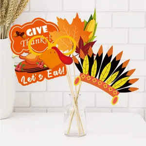 Détail d'accessoires photo de Thanksgiving avec lunettes de dinde et feuilles d'érable