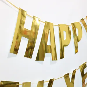 Détail de la bannière dorée Happy New Year avec finition miroir réfléchissante