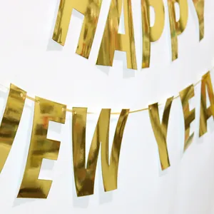 Détail des lettres de bannière Happy New Year dorées avec finition miroir brillant