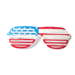 Gros plan détaillé des lunettes à volets arborant les motifs du drapeau américain