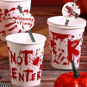 Gruselige Partybecher mit Blutspritzern und Strohhalme mit Kettensägen-Deko für Halloween-Feste