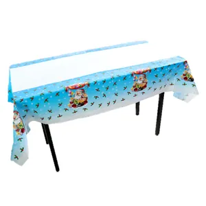 Detailweergave van het waterdichte PE-kersttafelkleed met kerstman- en sneeuwvlokmotieven
