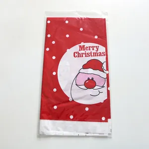 Kerst PE tafelkleed met Kerstman motief en Merry Christmas print in verpakking