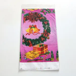 Detail van roze kerst PE hersluitbare zak met krans, gouden bellen en geschenkdoosje