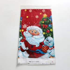 Detailopname van de Kerstman en kerstboom patronen op een feestelijk PE-tafelkleed