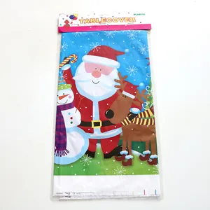 Detail van PE kersttafelkleed in verpakking met patronen van de kerstman en een sneeuwpop
