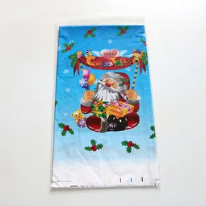 Detailopname van hemelblauwe kerstcadeautas met kerstman, rendieren en sneeuwvlokken