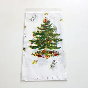 Detail van het kerst PE-tafelkleed met feestelijke boomprint in transparante verpakking