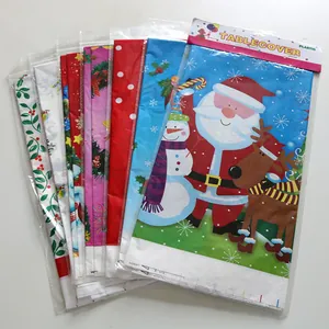 Detail van individueel verpakte PE plastic tafelkleden met kerstmis patronen