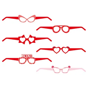 Vue détaillée de six lunettes de fête Saint-Valentin avec motifs de cœurs et XOXO