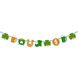 St. Patrick's Day slinger met klaver, gouden munten en bierpullen voor Ierse decoratie