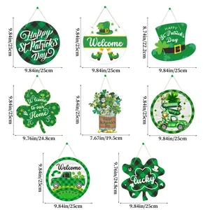 Vue détaillée des panneaux de porte Saint-Patrick avec trèfles et farfadets