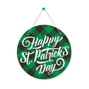 Détail d'une plaque de porte ronde Saint-Patrick avec motif à carreaux verts et corde