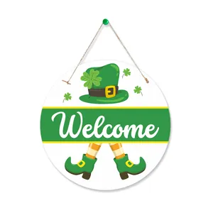 Détail de la plaque de porte St. Patrick ronde avec texte Welcome et motifs de trèfles