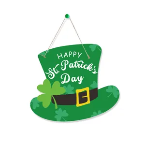 Détail de la déco de porte St. Patrick avec chapeau haut-de-forme vert et trèfle