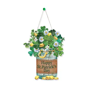 Détail d'une plaque St. Patrick en forme de bocal Mason avec trèfles chanceux