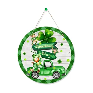 Détail d'une plaque ronde en bois Saint-Patrick avec motif de leprechaun et camion