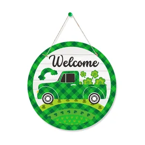 Détail d'une plaque de porte en bois Saint Patrick avec texte Welcome et trèfles
