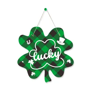 Panneau de porte trèfle St. Patrick avec texte lucky et motif à carreaux verts décor