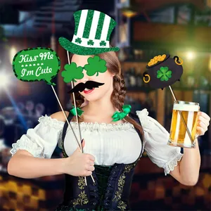 Accessoires photo Saint-Patrick avec chapeau pailleté vert et lunettes trèfle