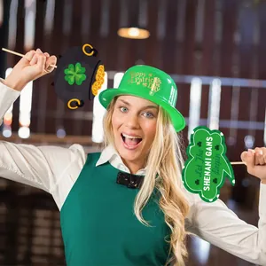 Détail du set de fête Saint-Patrick avec chapeau vert et accessoires trèfle