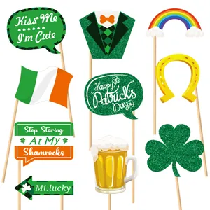 Détail d'accessoires photo Saint-Patrick avec trèfles pailletés et signes arc-en-ciel