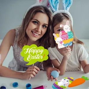Dettaglio degli accessori per foto di Pasqua con scritta Happy Easter e cerchietti a coniglio