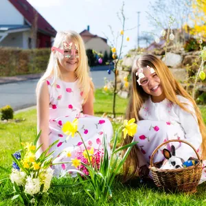 Détail de lunettes de fête de Pâques avec oreilles de lapin roses et fleurs pour enfants