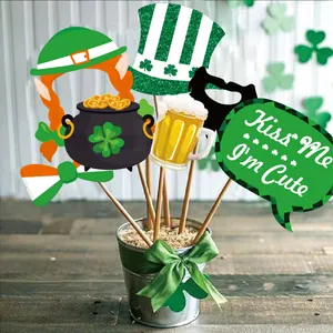 Set d'accessoires photo Saint-Patrick avec chapeau trèfle vert et éléments de farfadet