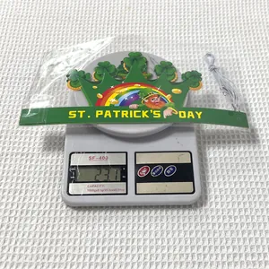 Détail d'une couronne en papier de la Saint-Patrick sur une balance pesant 23,7 grammes