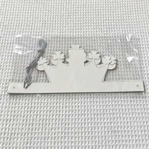 Couronnes de fête en papier blanc avec cordons élastiques sous emballage transparent